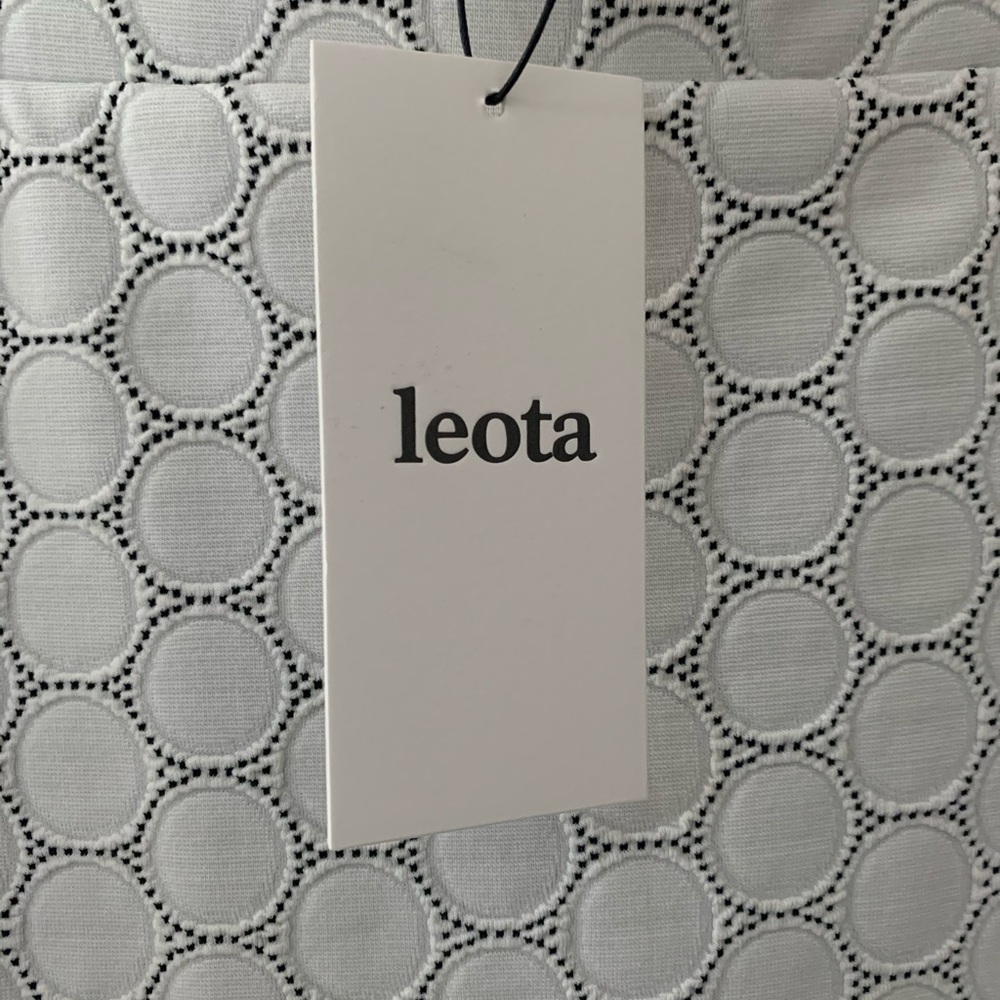 Knee-length stretch skirt